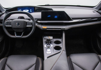 Подержанный автомобиль Changan UNI-V 2023 года (13 фото)