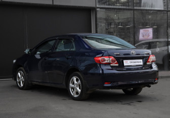 Подержанный автомобиль Toyota Corolla Sedan 2013 года (7 фото)