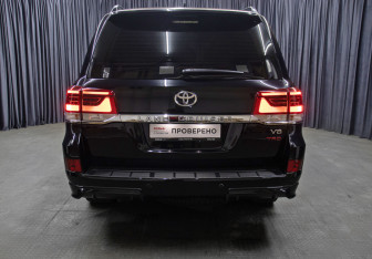 Подержанный автомобиль Toyota Land Cruiser Suv 2019 года (6 фото)
