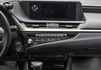 Подержанный автомобиль Lexus ES 2021 года (15 фото)