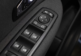 Подержанный автомобиль Renault Scenic 2011 года (23 фото)