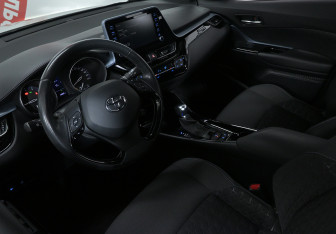 Подержанный автомобиль Toyota C-HR 2021 года (7 фото)