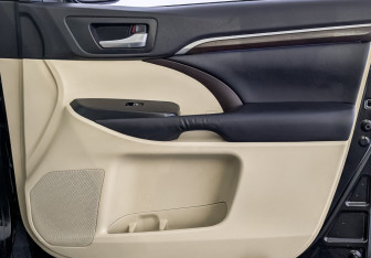 Подержанный автомобиль Toyota Highlander 2015 года (25 фото)