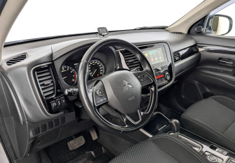 Подержанный автомобиль Mitsubishi Outlander 2019 года (16 фото)
