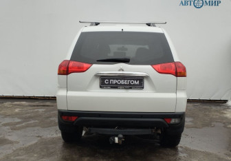 Подержанный автомобиль Mitsubishi Pajero Sport 2013 года (7 фото)