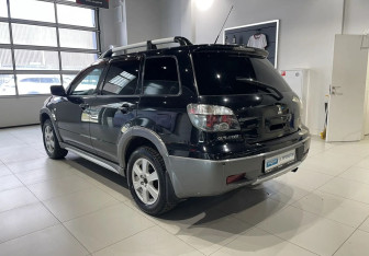 Подержанный автомобиль Mitsubishi Outlander 2005 года (6 фото)