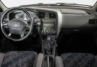 Подержанный автомобиль Nissan Primera Sedan 1996 года (11 фото)