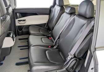 Подержанный автомобиль Kia Carnival 2022 года (12 фото)