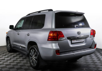 Подержанный автомобиль Toyota Land Cruiser Suv 2012 года (7 фото)