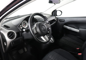 Подержанный автомобиль Mazda 2 Hatchback 2008 года (9 фото)