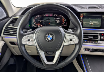 Подержанный автомобиль BMW X7 2021 года (22 фото)