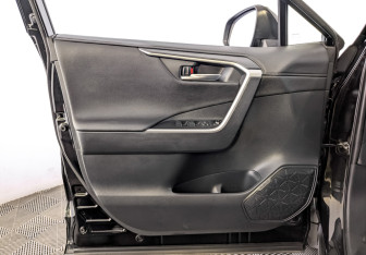 Подержанный автомобиль Toyota RAV4 2020 года (19 фото)