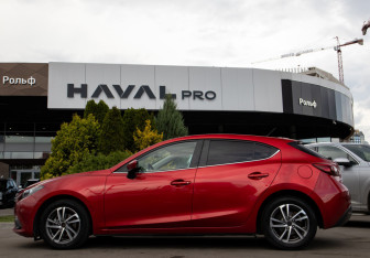 Подержанный автомобиль Mazda 3 Hatchback 2015 года (6 фото)