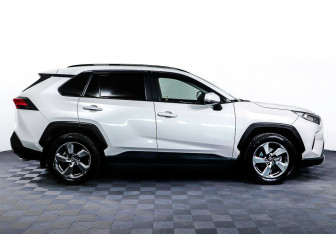 Подержанный автомобиль Toyota RAV4 2020 года (4 фото)