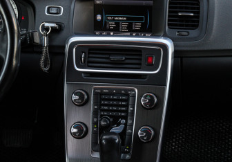 Подержанный автомобиль Volvo S60 2012 года (10 фото)