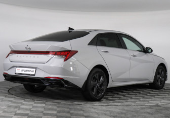 Подержанный автомобиль Hyundai Elantra Sedan 2021 года (5 фото)