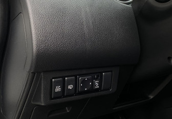 Подержанный автомобиль Nissan Tiida Hatchback 2013 года (18 фото)