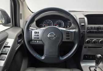 Подержанный автомобиль Nissan Pathfinder 2007 года (12 фото)