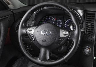 Подержанный автомобиль Infiniti QX70 2015 года (17 фото)