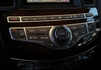 Подержанный автомобиль Infiniti QX60 2017 года (17 фото)