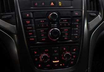 Подержанный автомобиль Opel Astra Hatchback 2011 года (19 фото)