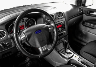 Подержанный автомобиль Ford Focus Hatchback 2010 года (7 фото)
