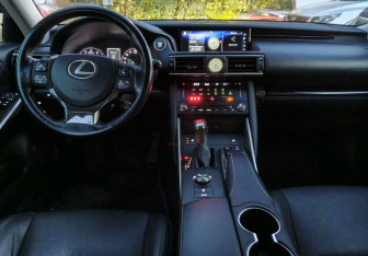Подержанный автомобиль Lexus IS Sedan 2018 года (15 фото)