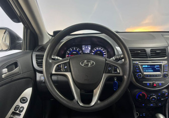 Подержанный автомобиль Hyundai Solaris Hatchback 2015 года (17 фото)