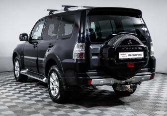 Подержанный автомобиль Mitsubishi Pajero 2011 года (7 фото)