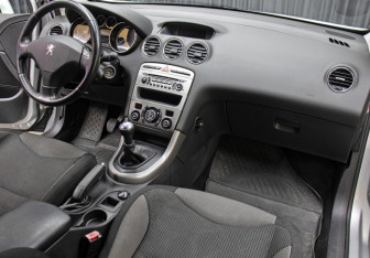 Подержанный автомобиль Peugeot 308 Hatchback 2009 года (11 фото)