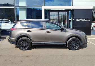 Подержанный автомобиль Toyota RAV4 2017 года (4 фото)