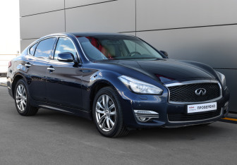 Подержанный автомобиль Infiniti Q70 2015 года (3 фото)