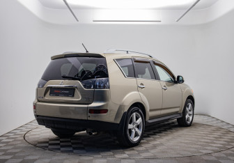 Подержанный автомобиль Mitsubishi Outlander 2008 года (5 фото)