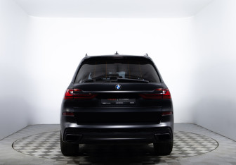 Подержанный автомобиль BMW X7 2021 года (5 фото)
