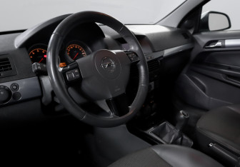 Подержанный автомобиль Opel Astra Sedan 2011 года (13 фото)