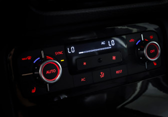 Подержанный автомобиль Volkswagen Touareg 2012 года (17 фото)