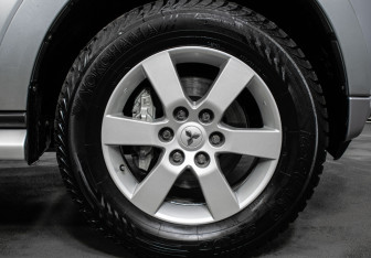 Подержанный автомобиль Mitsubishi Pajero 2012 года (16 фото)