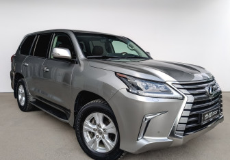 Подержанный автомобиль Lexus LX 2017 года (3 фото)