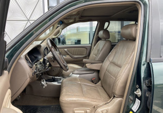 Подержанный автомобиль Toyota Sequoia 2001 года (15 фото)