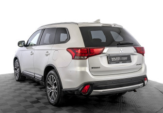 Подержанный автомобиль Mitsubishi Outlander 2018 года (7 фото)