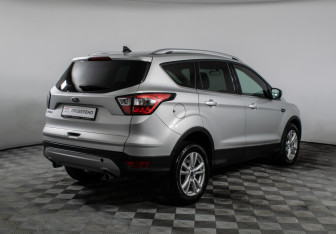 Подержанный автомобиль Ford Kuga 2017 года (5 фото)