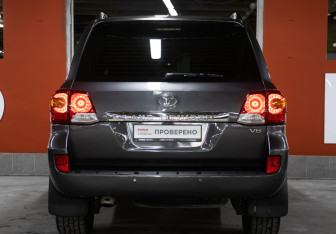 Подержанный автомобиль Toyota Land Cruiser Suv 2014 года (6 фото)