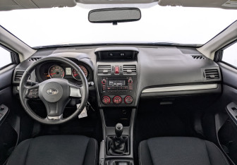 Подержанный автомобиль Subaru XV 2012 года (14 фото)