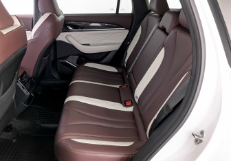 Подержанный автомобиль Geely Monjaro 2023 года (12 фото)