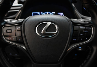 Подержанный автомобиль Lexus ES 2020 года (10 фото)