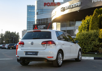 Подержанный автомобиль Volkswagen Golf Hatchback 2012 года (4 фото)