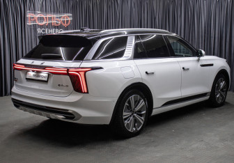 Подержанный автомобиль Hongqi E-HS9 2022 года (5 фото)
