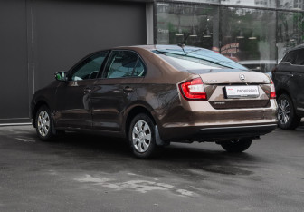 Подержанный автомобиль Skoda Rapid Liftback 2018 года (6 фото)