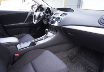 Подержанный автомобиль Mazda 3 Sedan 2010 года (11 фото)