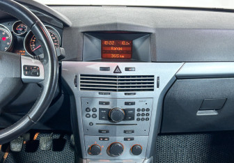Подержанный автомобиль Opel Astra Hatchback 2011 года (12 фото)